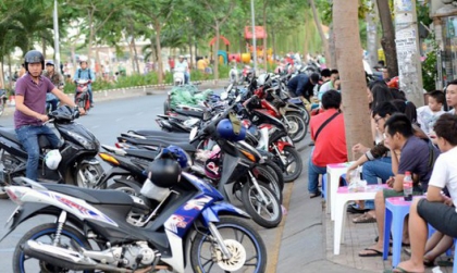 Mức phạt xe máy dừng xe, đỗ xe ở lòng đường đô thị gây cản trở giao thông